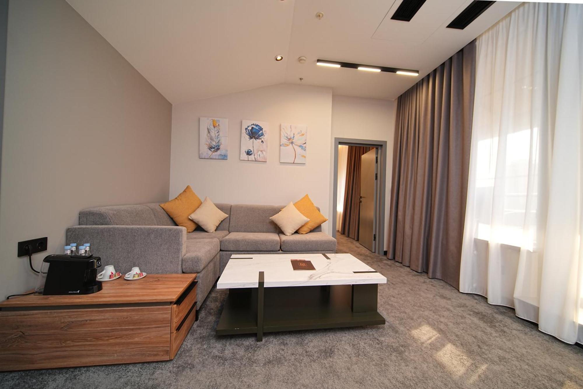 Yerevan Place Hotel Dış mekan fotoğraf